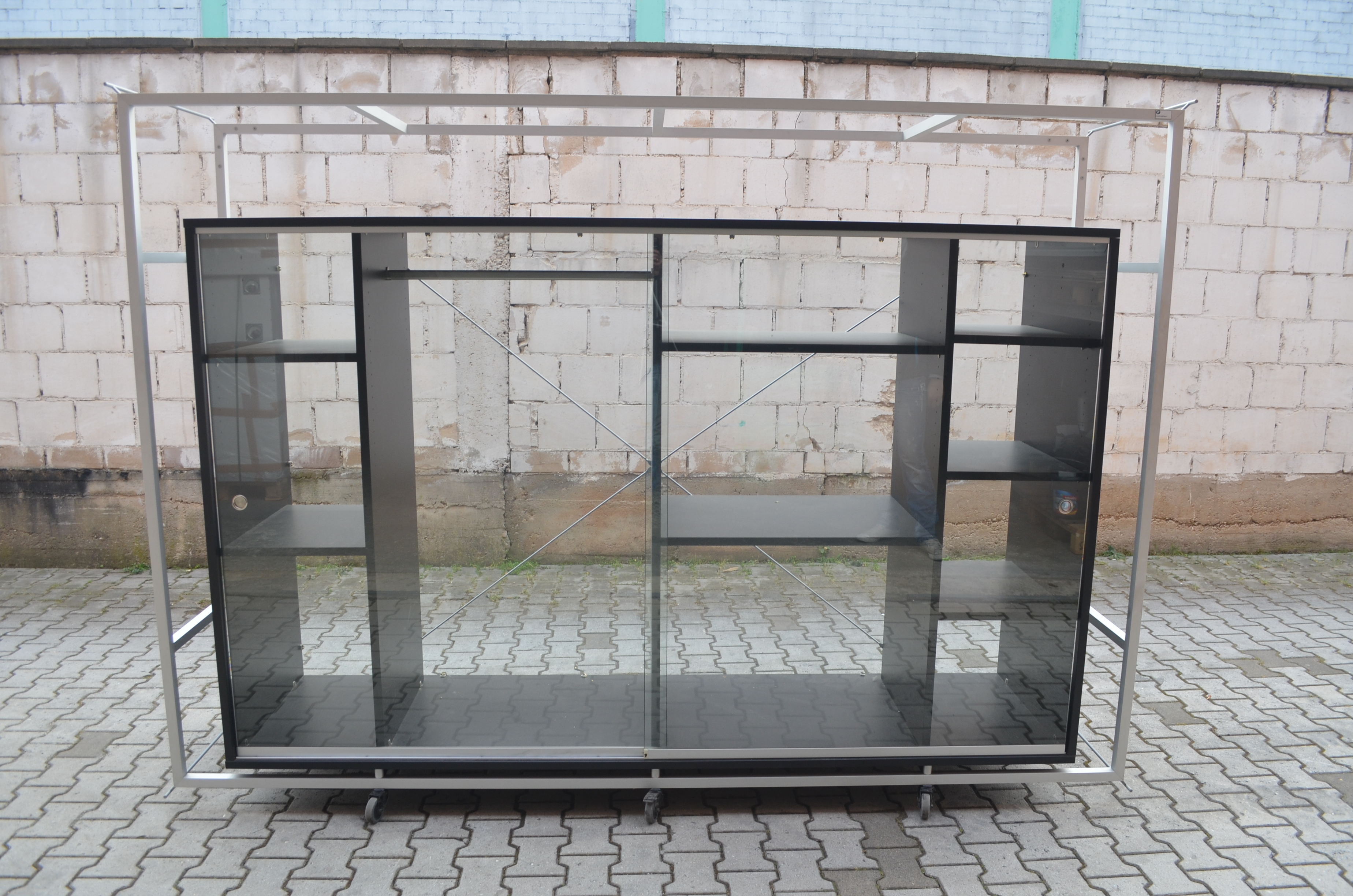 Glasvitrine, 205x285cm, Schwarz/ Alu, 2x Schiebetür, 12x Ablagefächer, gebrauchte Büromöbel