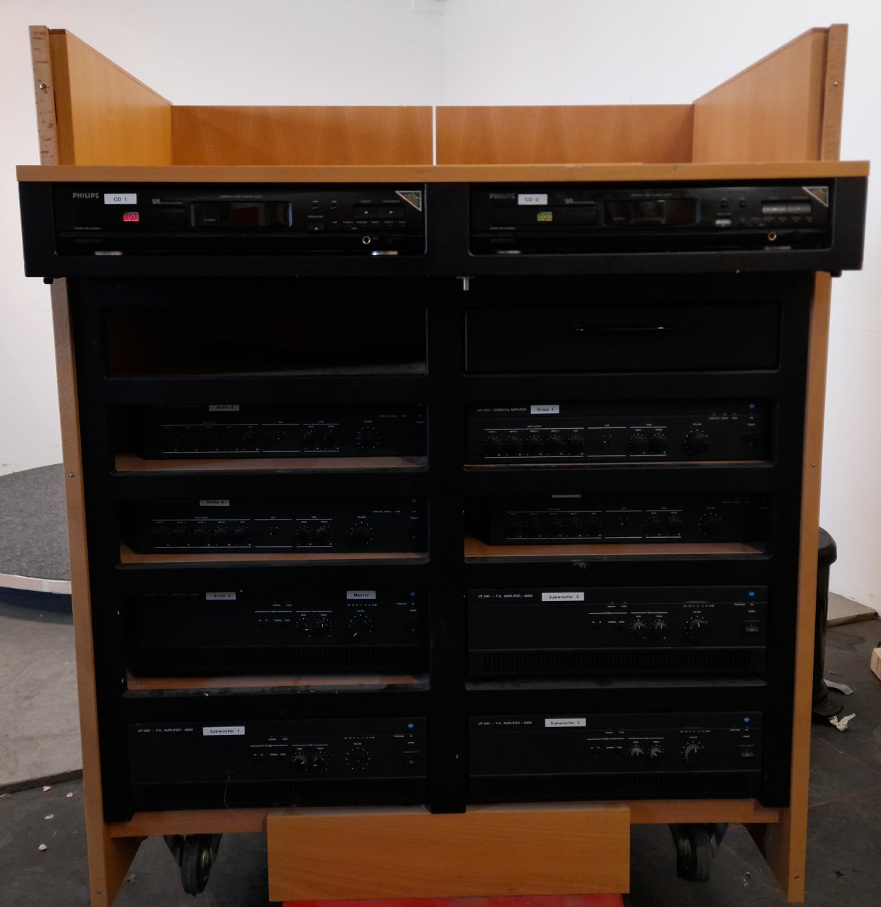 Stereoanlage, 1 x Mischpult, 2 x Disc Player, 8 x  Amplitier, B/T/H: 106x70x126cm, Buche, gebraucht