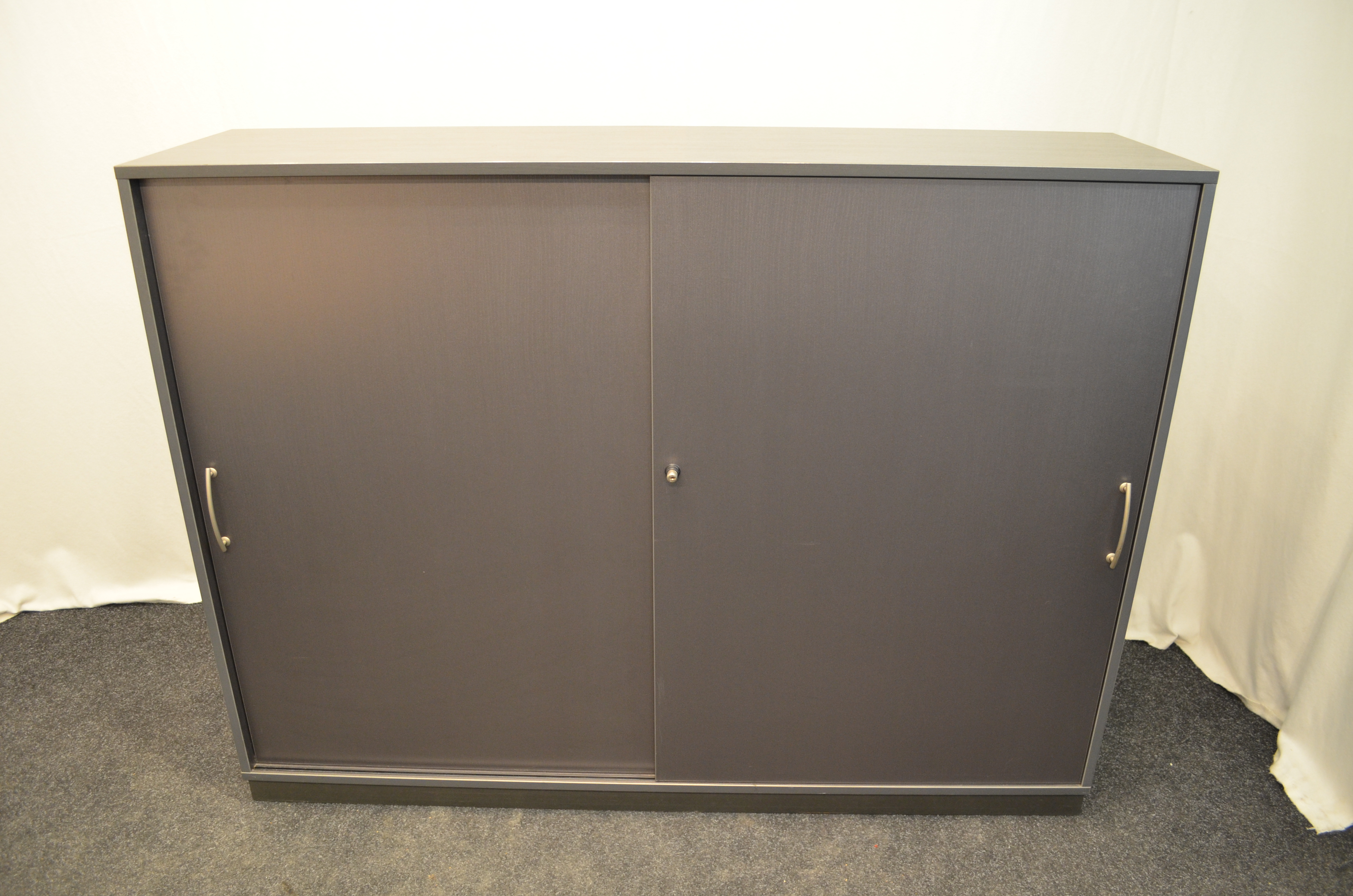 Sideboard 3OH, grau, 119x158, 2x Schiebetür, verschließbar, silb, gebrauchte Büromöbel