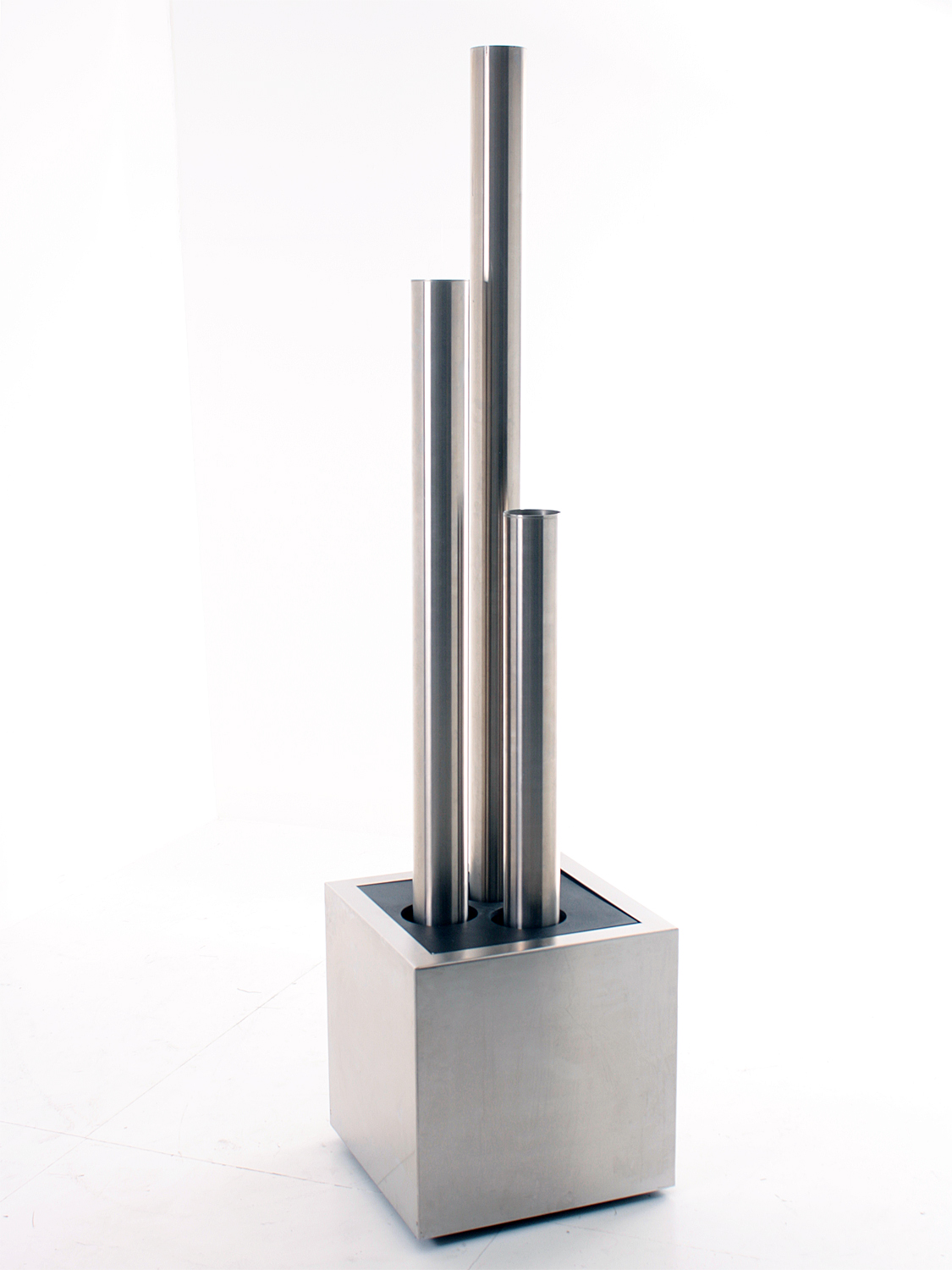Designbrunnen mit 3 Edelstahlsäulen V4A, Gesamthöhe 207cm, Metallsockel, gebrauchte Büromöbel