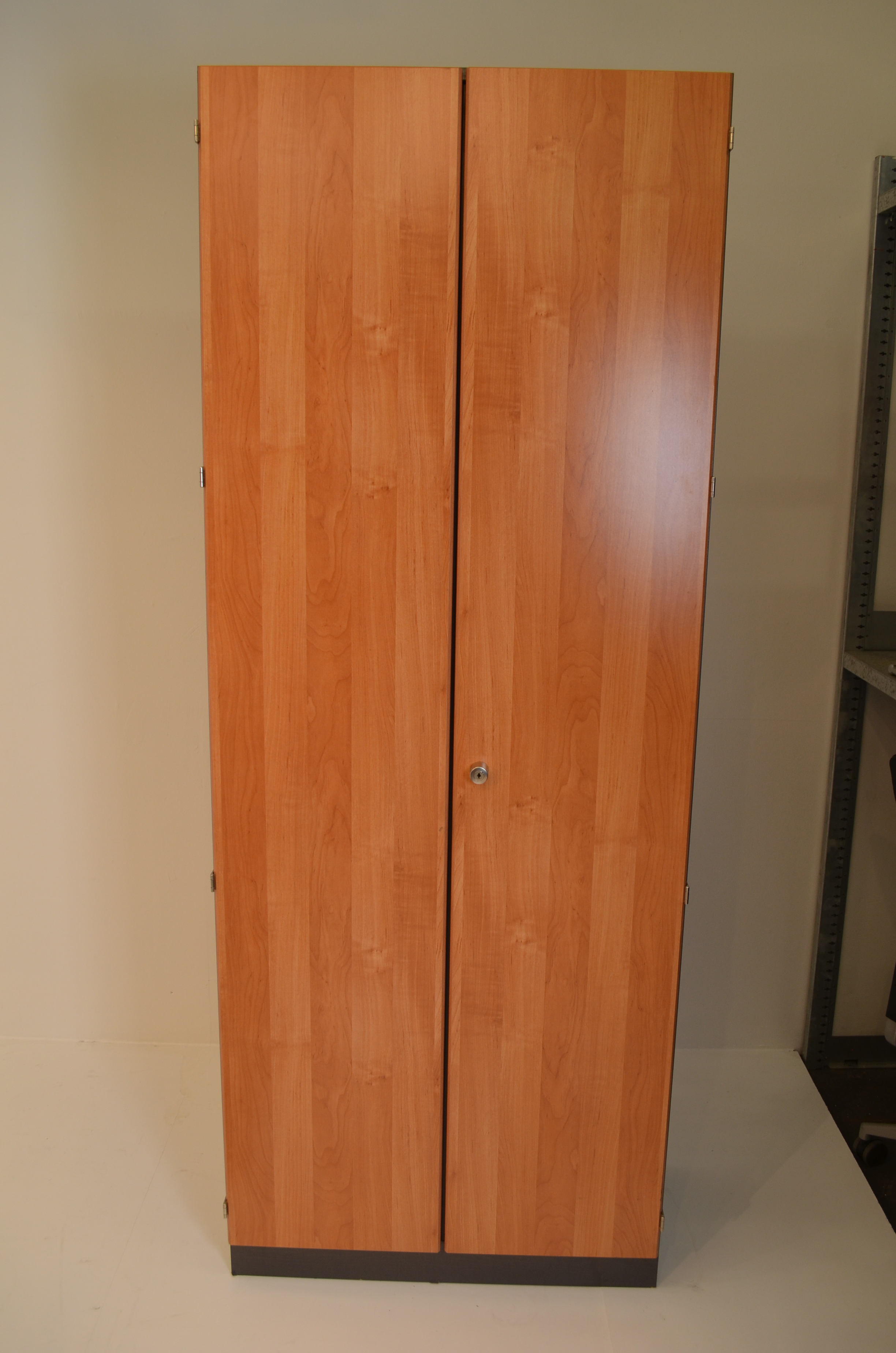 Garderobenschrank,  210x80cm, Flügeltüren, verschließbar, gebrauchte Büromöbel