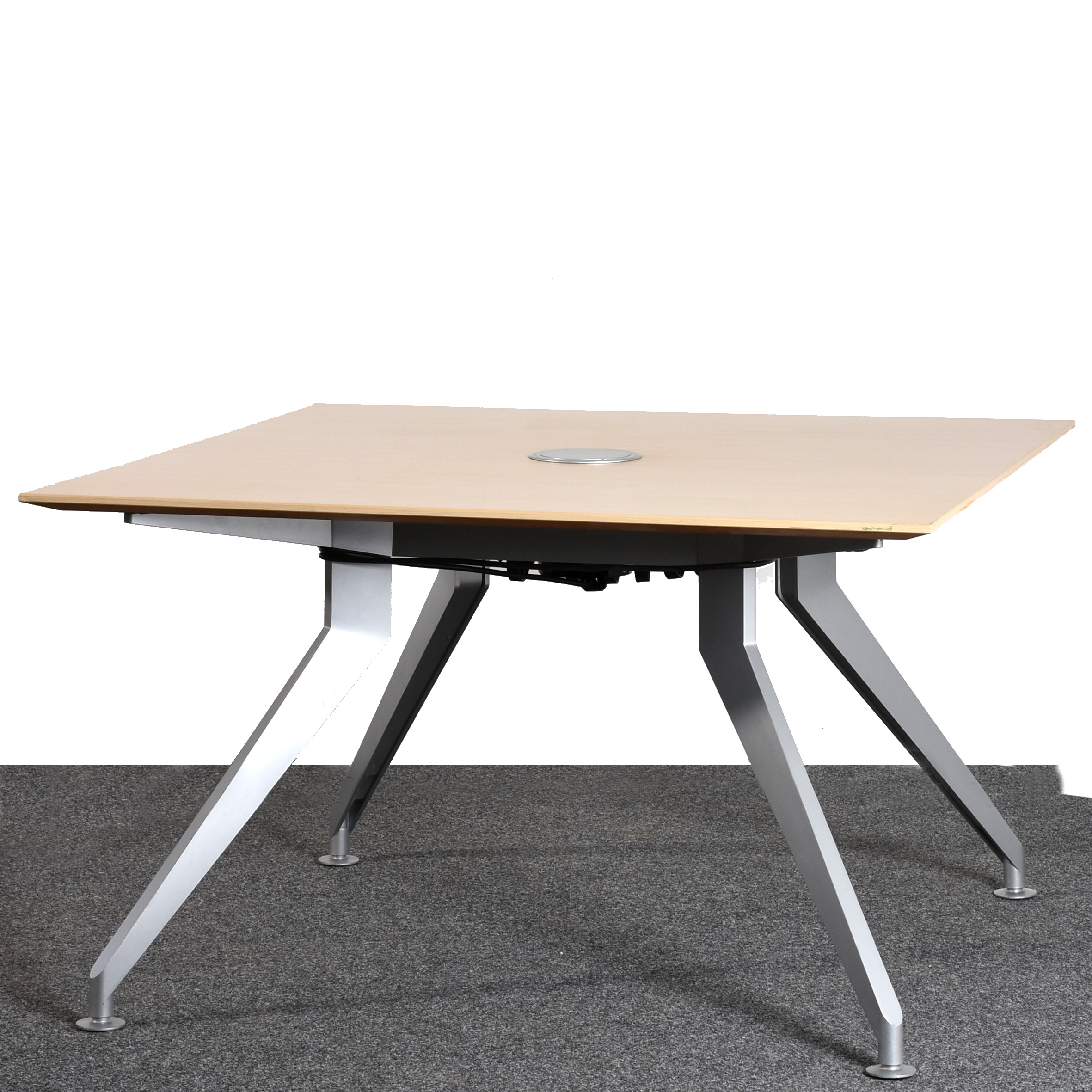 Tisch quadratisch 120x120 cm, Mehrfachsteckdose in Platte versenkbar, Buche, silber gebraucht
