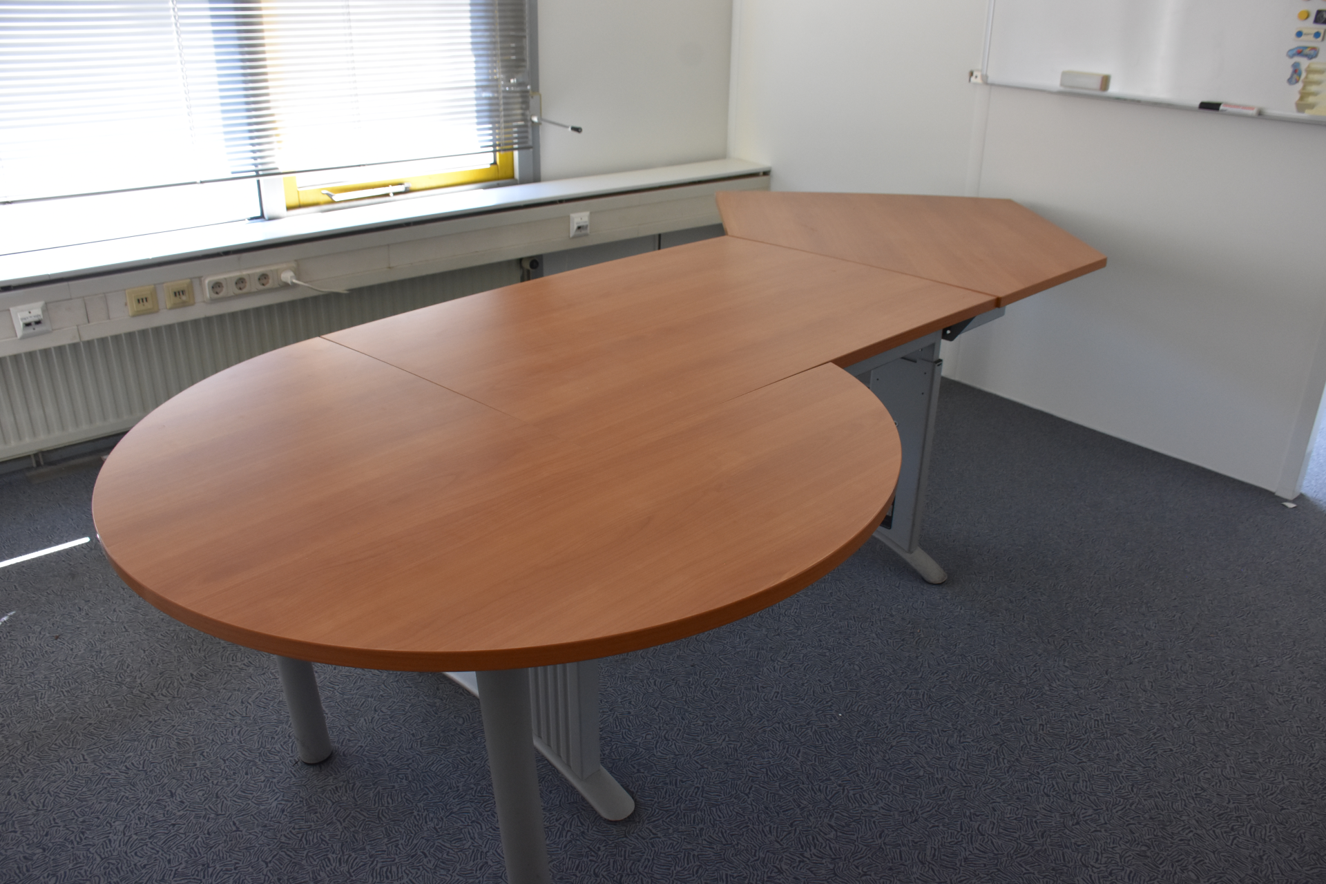 Schreibtisch mit rundem Anstelltisch und Winkelfunktion, Kirsche Gestell grau, gebraucht 