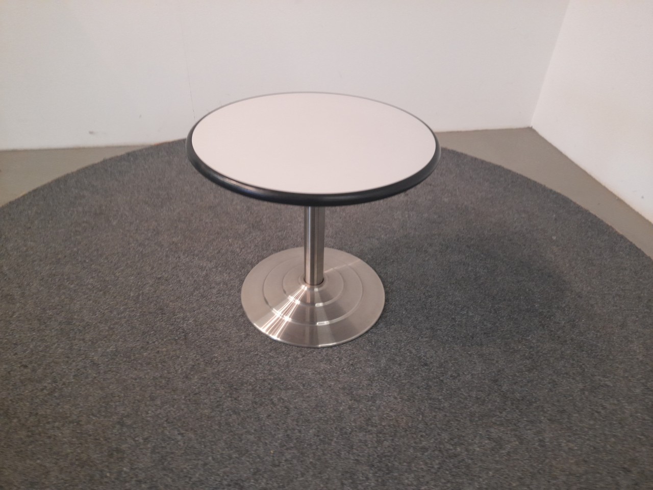 Tisch, rund, lichtgrau,  Ø 62, Stempelfuß metall silber, gebraucht