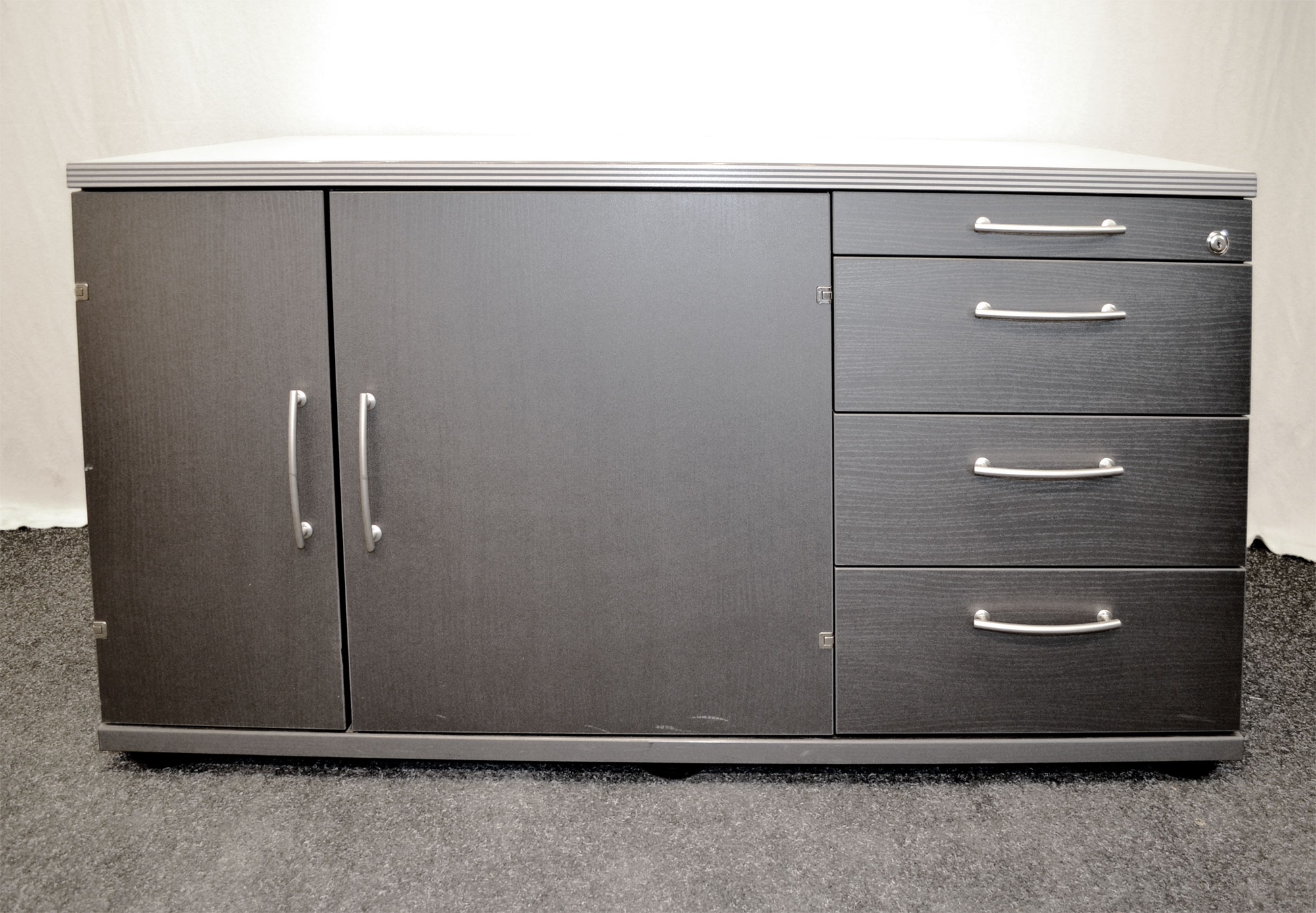 Sideboard, Technikboard, 61x120, schwarz mit heller Ablageplatte, gebrauchte Büromöbel