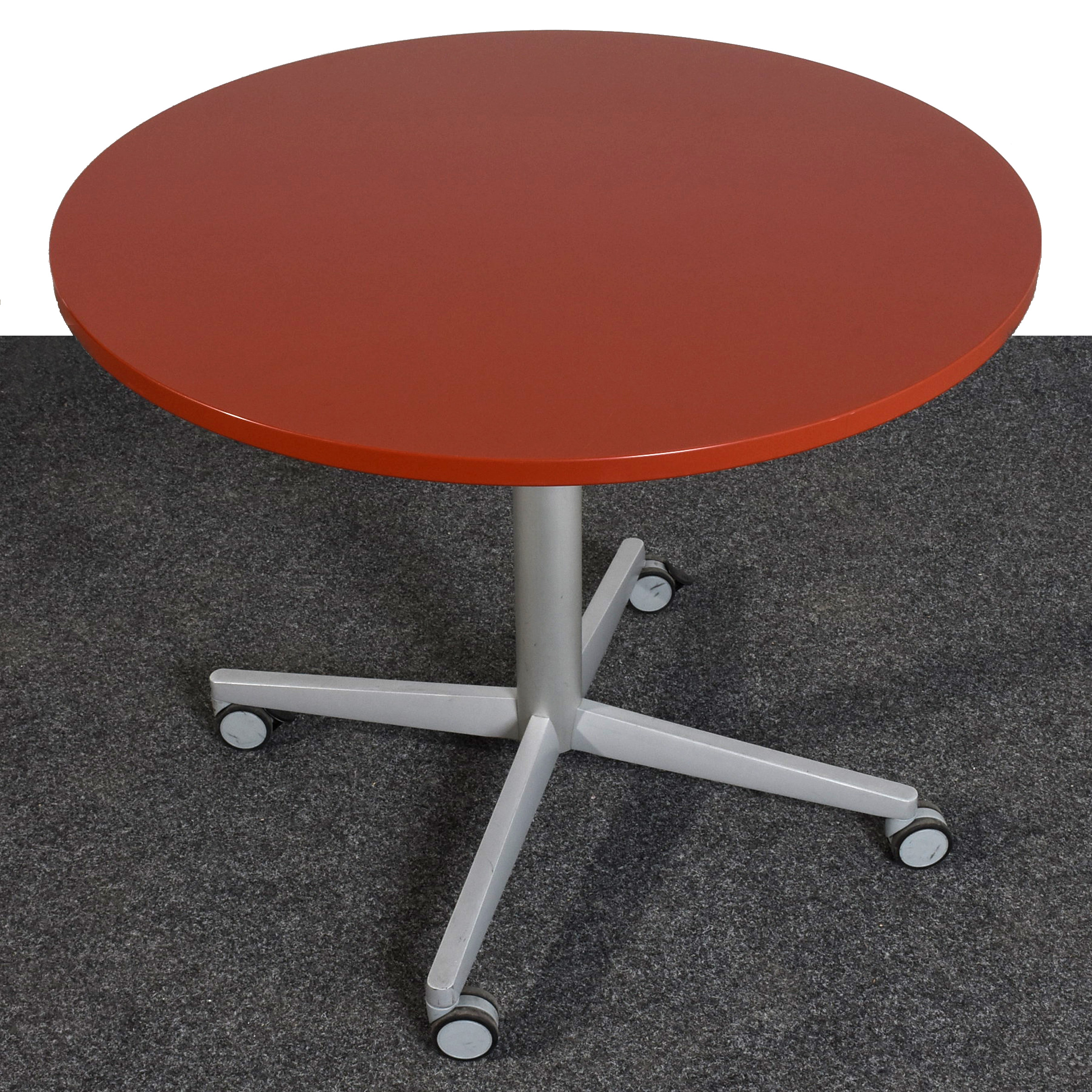 Bene, runder Tisch Ø90, Platte bordeaux, 4 Stern Fuß silber, auf Rollen, gebraucht