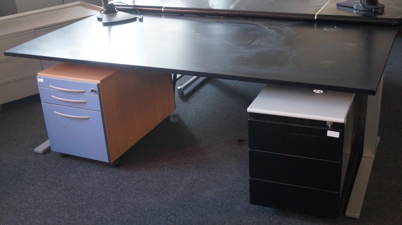 Schreibtisch schwarz 200x100cm elekt. Höhenverstellung, gebraucht