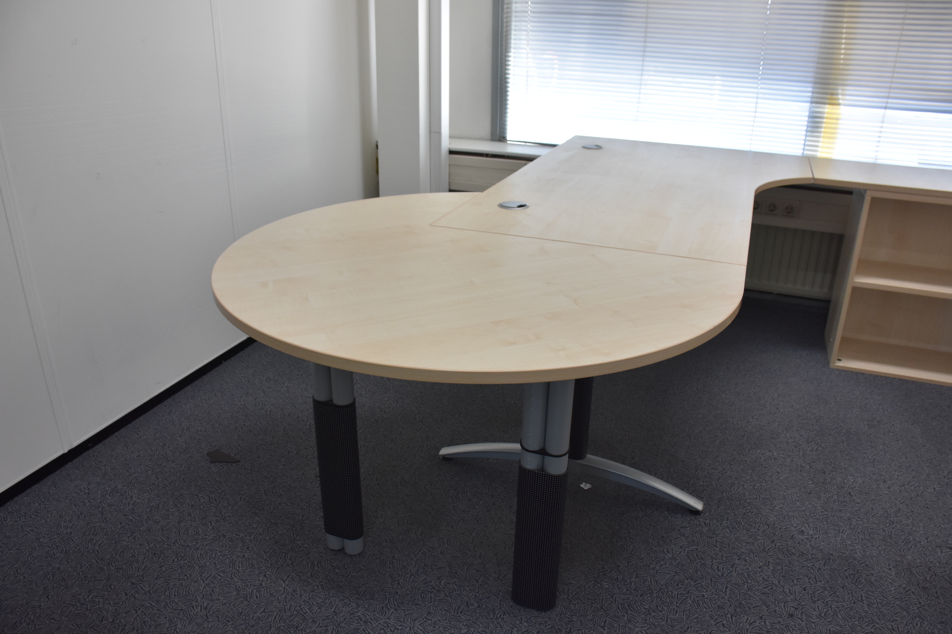 Palmberg Schreibtisch mit rundem Anstelltisch und Winkelfunktion mit Regal, Ahorn Gestell grau/schwarz, gebraucht  