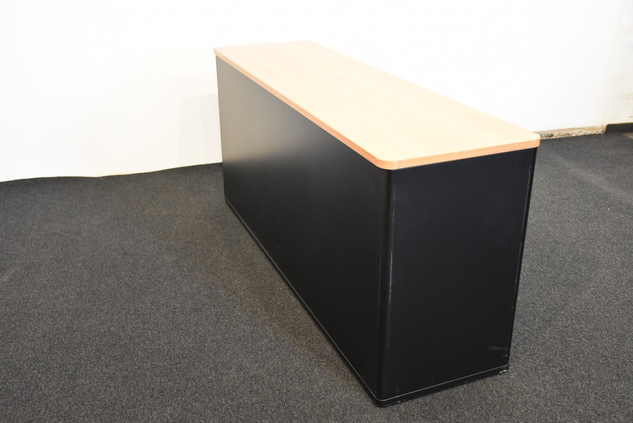 Sideboard 2OH, schwarz mit Bucheabdeckplatte, Rolltür, gebraucht