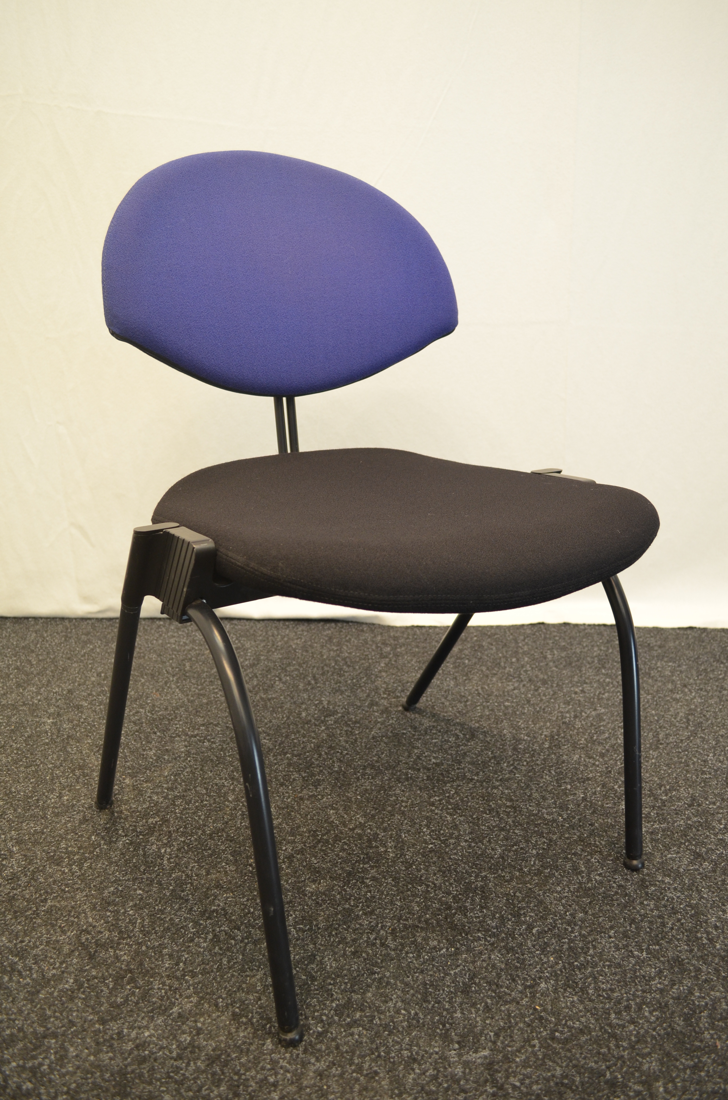 Stapelstuhl Dauphin, schwarz-blaue Polsterung, gebrauchte Büromöbel