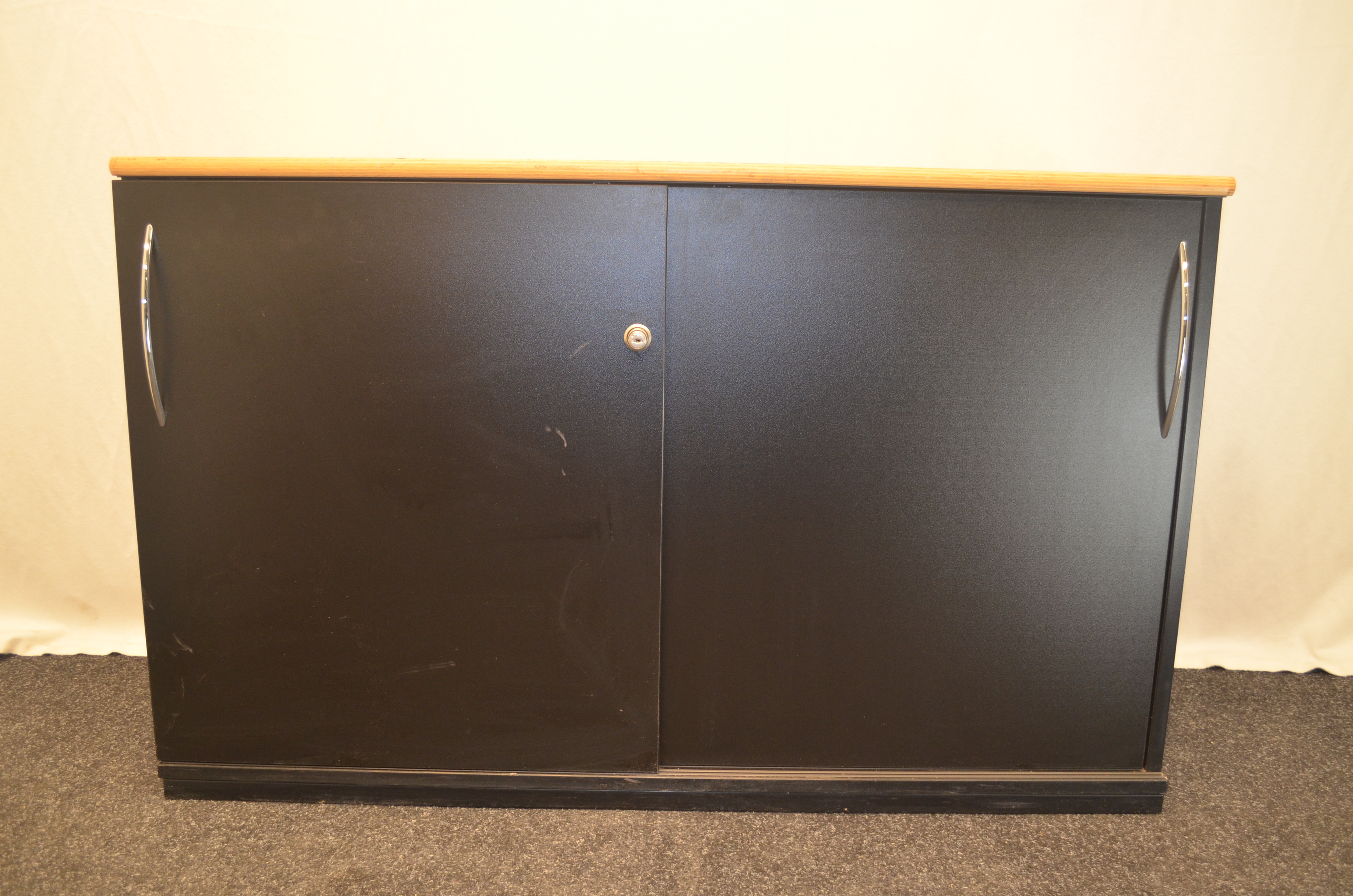 Sideboard 2OH, Bucheablageplatte, schwarzer Corpus, Schiebetüren, gebrauchte Büromöbel